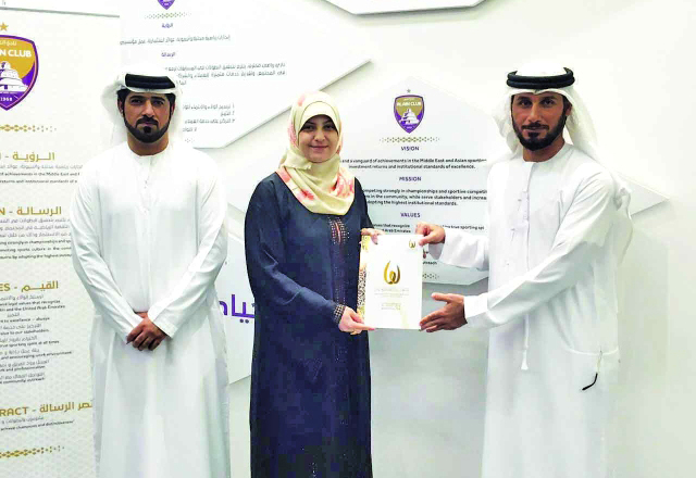 "■ وفد الجائزة أثناء زيارة نادي العين | البيان"