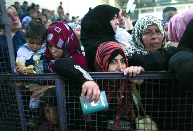 "■ فلسطينيون يحتشدون عند معبر رفح في انتظار السماح لهم بالمرور بعد قرار السلطات المصرية فتحه | أ.ف.ب"