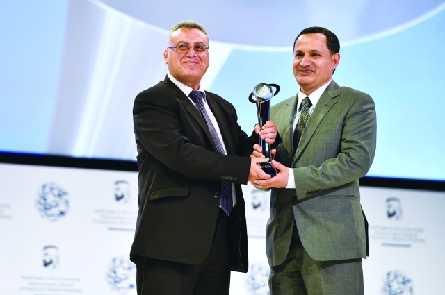 "■ عبد الناصر النجار يسلم الجائزة إلى رضا سليم من \"الاتحاد\""