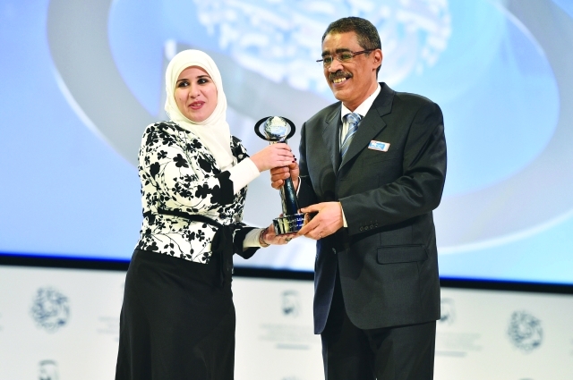 "■ ويسلم الجائزة إلى عبير عيسى من \"كل الأسرة\""