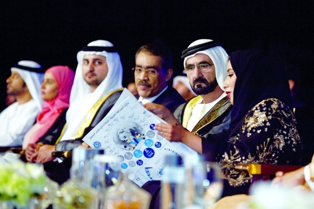 "■ محمد بن راشد بحضور مكتوم بن محمد يطلع من منى المري على مجلة الجائزة"