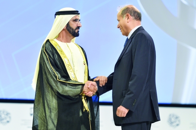 "■ محمد بن راشد مكرماً عبد الرحمن الراشد"