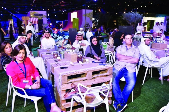 "منى بوسمرة وعدد من الإعلاميين خلال الجلسة"