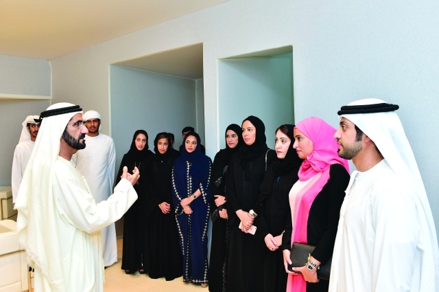 "محمد بن راشد متحدثاً خلال لقائه أنجال خلفان الرومي بحضور عهود الرومي | تصوير: سيف محمد"