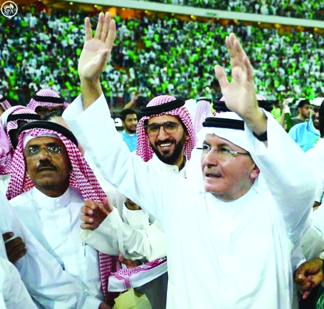 "■ خالد عبد الله يحيي الجماهير"
