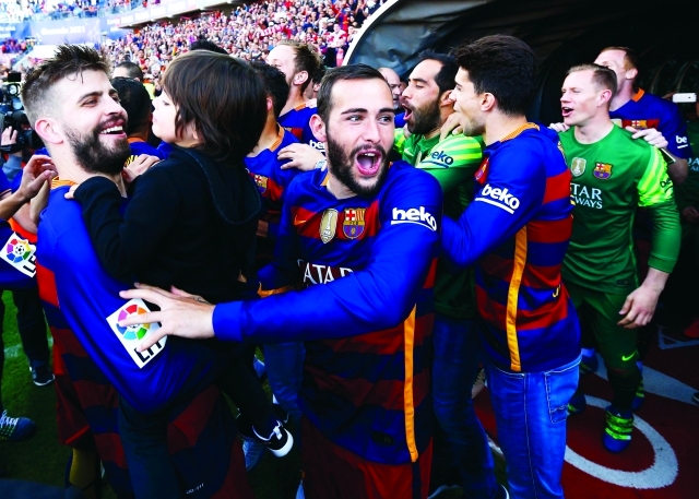 "■ نجوم برشلونة يحتفلون باحتفاظهم ببطولة الدوري الإسباني | رويترز"