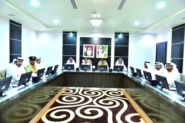 "أعضاء اللجنة الدائمة للعمال خلال المؤتمر الصحفي"