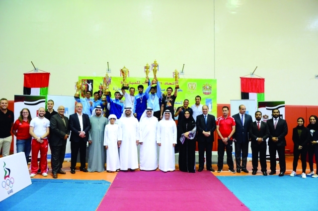 "■ سالم القاسمي وكبار الحضور مع أبطال اليوم الختامي للبطولة  |  البيان"