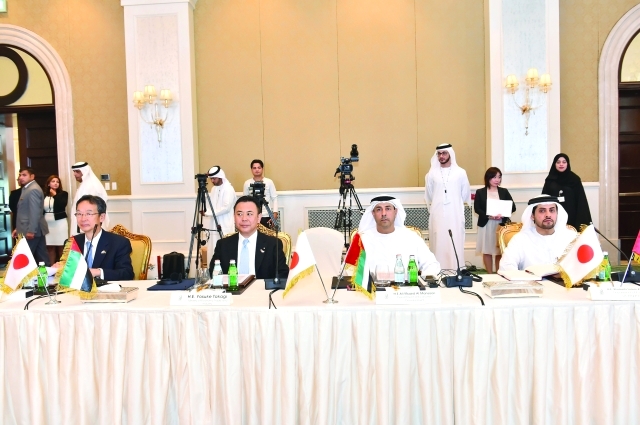 "■ علي المنصوري ووزير الاقتصاد والتجارة الياباني خلال افتتاح اجتماع الدورة الرابعة لمجلس أبوظبي اليابان الاقتصادي | من المصدر"