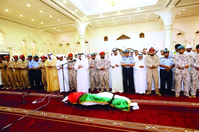 "■ راشد بن حميد وجموع المصلين يؤدون صلاة الجنازة على الشهيد  |  تصوير غلام كاركر"