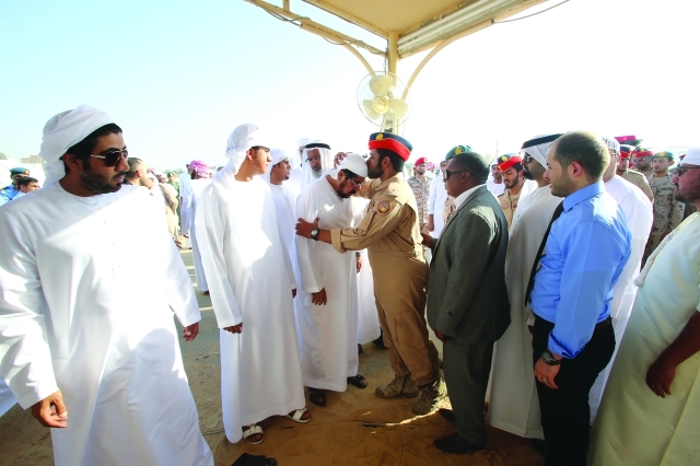 "■ والد الشهيد يتقبل التعازي"