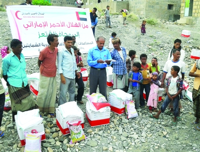 "■ جانب من عمليات التوزيع | وام"