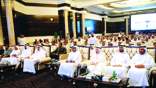 "Ⅶ حامد بن زايد وجمال سند السويدي في مقدمة حضور المؤتمر | تصوير: مجدي اسكندر"