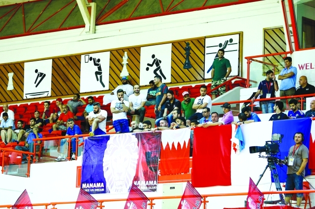 "■ جمهور بحريني معتبر تابع المباريات"