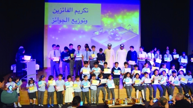 راشد النعيمي يكرّم طلبة أكاديمية عجمان الفائزين بمسابقة القرآن الكريم