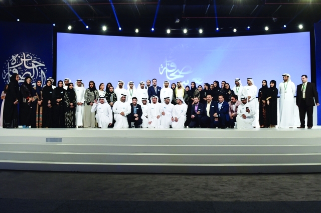 "■ محمد بن راشد في لقطة جماعية مع فريق عمل منتدى الإعلام العربي بحضور منى المري ومنى بوسمرة | من المصدر"