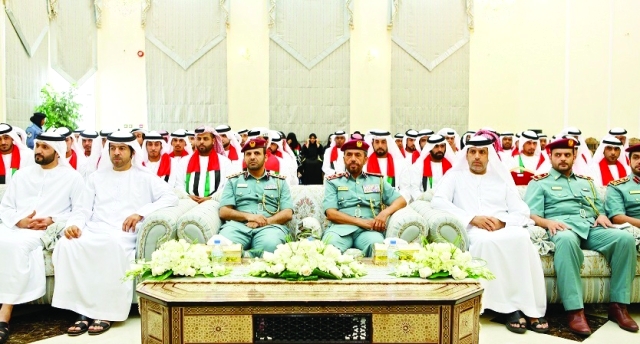 "■ الخييلي وقيادات الداخلية خلال حفل تسليم الجنسية لأبناء المواطنات | من المصدر"