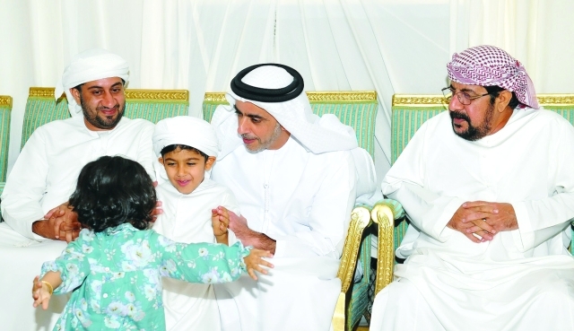"■ سيف بن زايد خلال تقديمه واجب العزاء لأسرة الشهيد | وام"