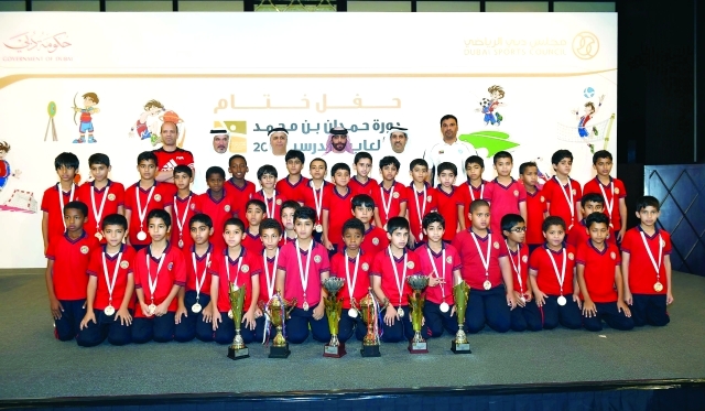 "مطر الطاير وأحمد المنصوري وسعيد حارب خلال حفل تكريم المدارس الفائزة | البيان"