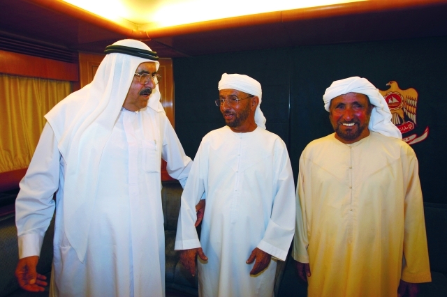 "حمدان بن راشد مع عبيد ومحمد الطاير"