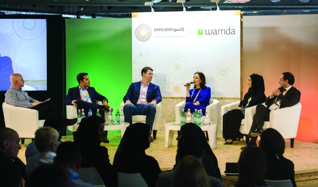 "■ متحدثون خلال إحدى الجلسات الحوارية التي شهدتها قمة «ريادة الأعمال التعاونية» في دبي | البيان"