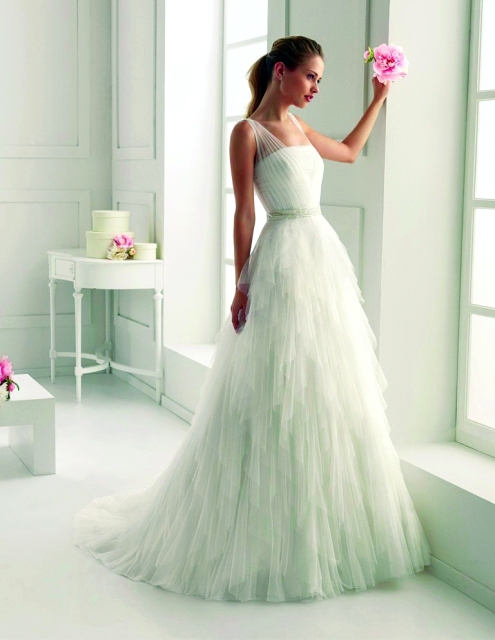 "عرض خطوط الموضة من تصاميم عالمية ومحلية"