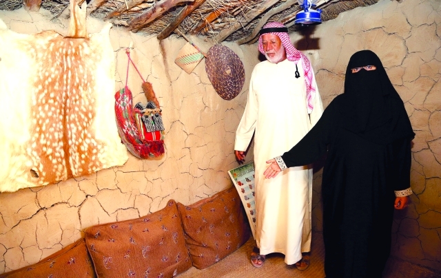 "■ عفراء اليماحي وزوجها داخل المتحف | تصـــوير- زيشــان أحمـد"