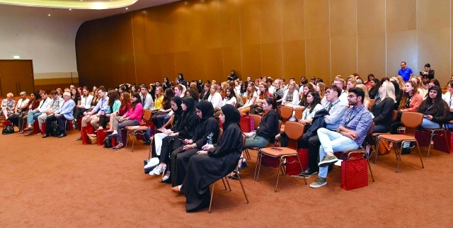 "رياض المهيدب يلقي الكلمة الافتتاحية"