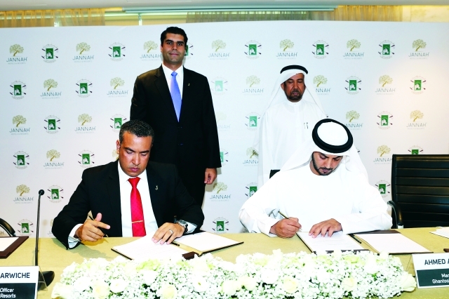 "■ النعيمي ونعمة خلال توقيع عقد الشراكة | البيان"