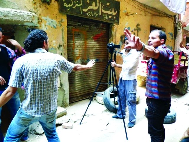 "■ مصطفى أكشن يعطي تعليماته أثناء تصوير أحد المشاهد"