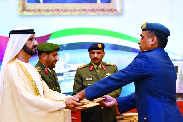 "■ محمد بن راشد يسلم شهادات التخرج"