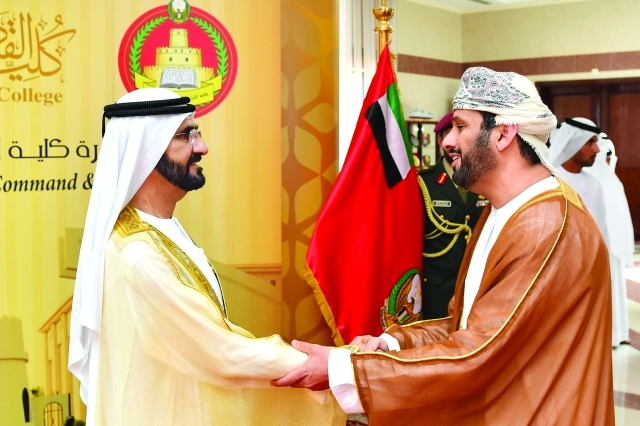 "■ .. و يصافح أحد الضيوف"