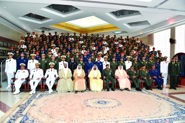 "■ محمد بن راشد في لقطة تذكارية مع الخريجين بحضور حمدان بن محمد وسيف بن زايد ومحمد البواردي وحمد الرميثي وكبار ضباط القوات المسلحة | تصوير: محمد هشام"
