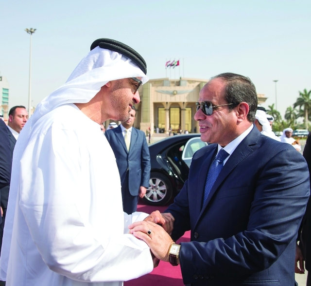 "■ محمد بن زايد مصافحاً الرئيس المصري لدى مغادرته مطار القاهرة"
