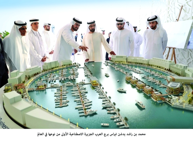 "■ محمد بن راشد ومكتوم وأحمد بن محمد يستمعون إلى شرح من محمد القرقاوي | تصوير: خليفة عيسى"