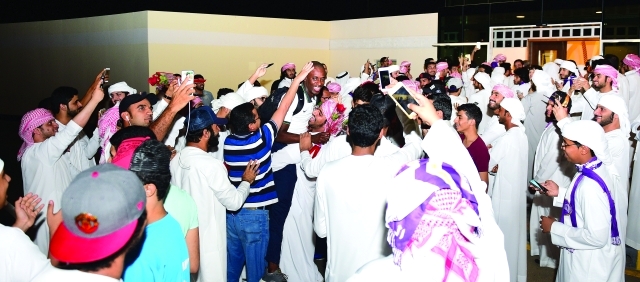 "■ جماهير العين تستقبل اللاعبين عند وصولهم إلى المطار | البيان"