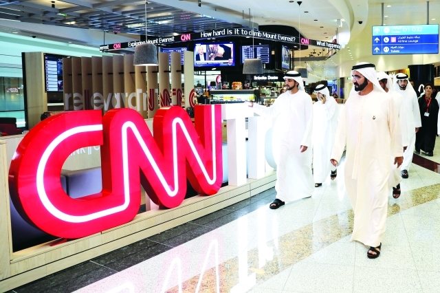 "■ نائب رئيس الدولة خلال الجولة في المبنى يرافقه حمدان بن محمد بحضور سعيد بن مكتوم"