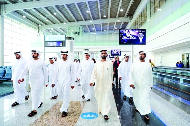 "■ محمد بن راشد لدى تفقده مبنى «كونكورس دي» الجديد يرافقه حمدان ومكتوم وأحمد بن محمد بحضور أحمد بن سعيد وسعيد بن مكتوم وخليفة الزفين | تصوير خليفة عيسى"