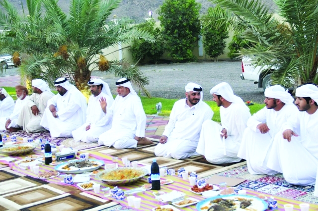 "■ المشاركون في أحد اللقاءات الأسبوعية | البيان"