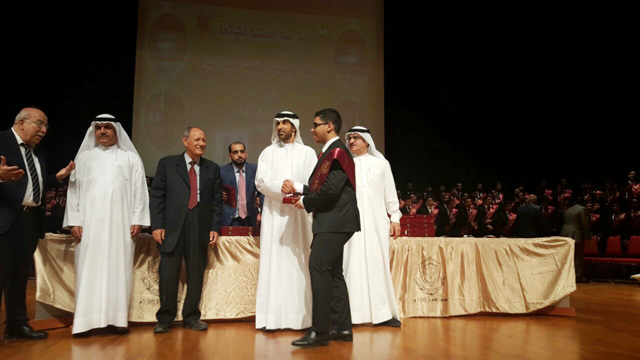 "حنيف حسن القاسم مكرماً عبدالله جمال حامد الحنبلي أثناء التخريج"