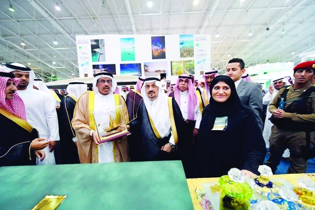 "■ فيصل بن بندر بن عبد العزيز خلال زيارته جناح الدولة | البيان"