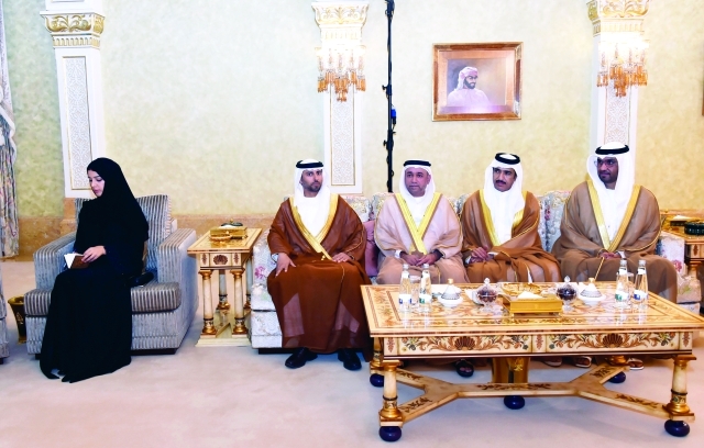 "■ ريم الهاشمي وسهيل المزروعي وسلطان الظاهري وسلطان الجابر وأحمد الزعابي خلال استقبال الرئيس التشادي"