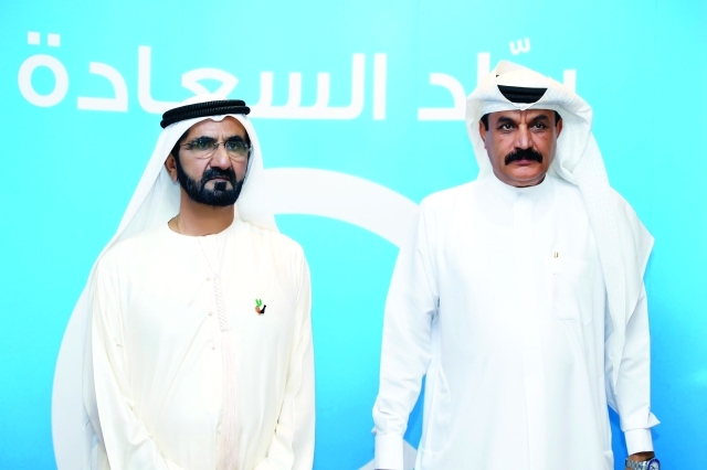 "محمد بن راشد يكرم خميس المزينة عن شرطة دبي"