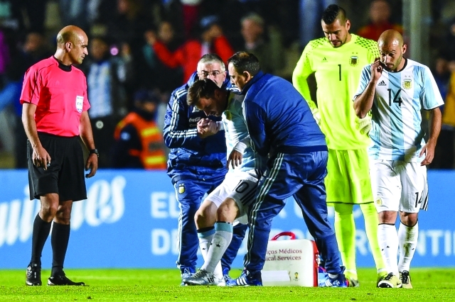 "■ ميسي تعرض لإصابة قوية خلال المباراة الودية بين منتخب بلاده وهندوراس | أ ف ب"