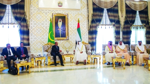 "■ محمد بن زايد خلال مباحثاته مع محمد ولد عبدالعزيز بحضور طحنون وعبدالله بن زايد وعلي الشامسي والوفد الموريتاني   |   وام"