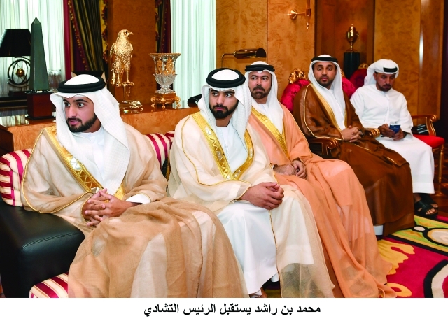 "■ أحمد ومنصور بن محمد ومحمد القرقاوي وخليفة سليمان وسلطان السبوسي خلال اللقاء"