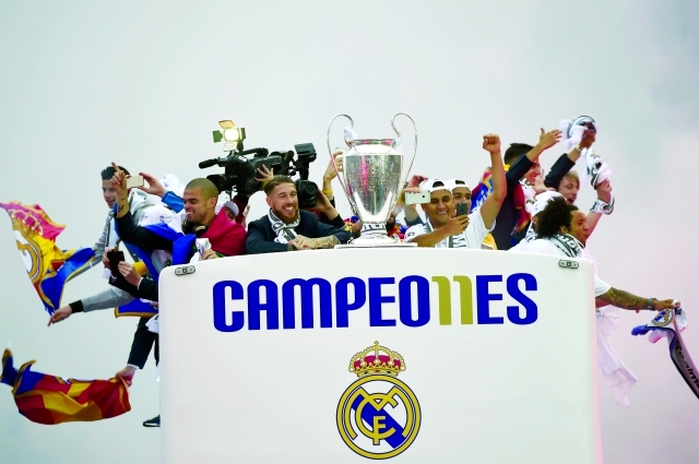 "■ أبطال أوروبا يحتفلون من فوق حافلة مكشوفة بعد العودة إلى مدريد | أ ف ب"