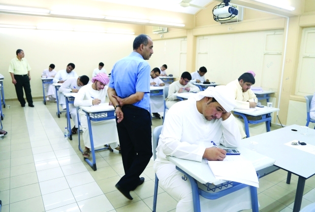 "■ خلال أداء الطلبة للامتحان في مدرسة الجودة برأس الخيمة | تصوير – حنيف"