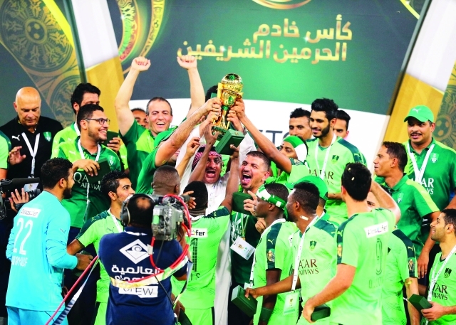 "■ احتفالية نجوم الأهلي بالكأس والثنائية | أ ب"