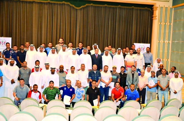"■ النومان وعبدالوهاب مع المشاركين في ورشة المدربين | البيان"
